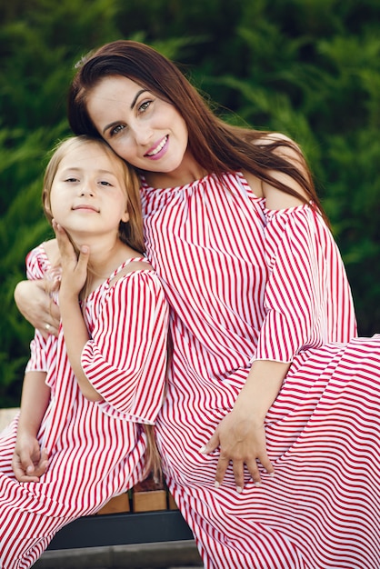 Madre con la figlia che gioca in un parco estivo