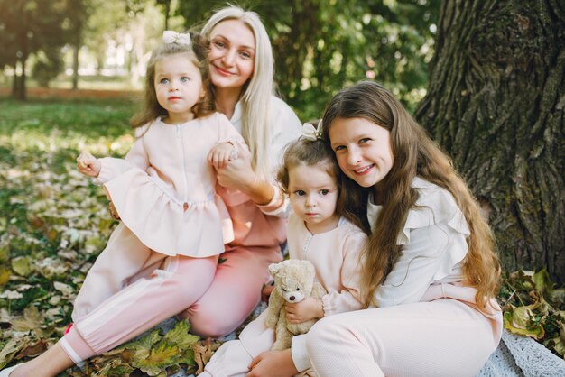 Madre con la figlia che gioca in un parco estivo