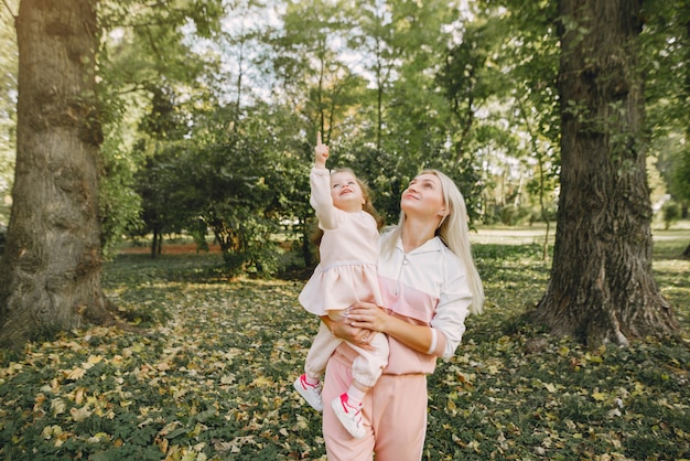 Madre con la figlia che gioca in un parco estivo