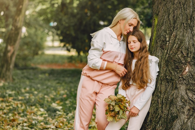 Madre con la figlia che gioca in un parco estivo