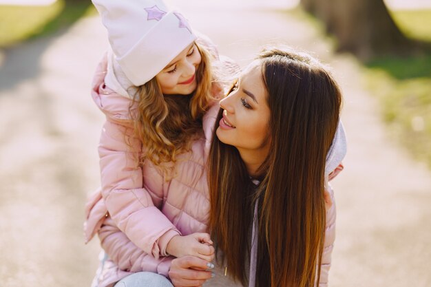 Madre con la figlia che gioca in un parco