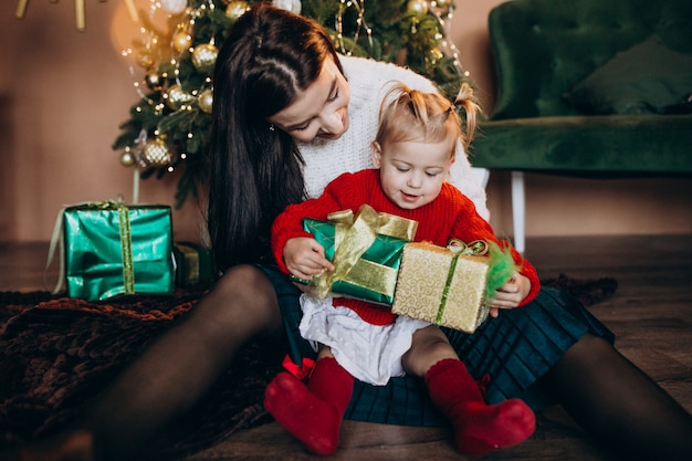 Madre con la figlia dall'albero di Natale