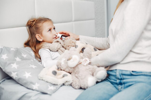 Madre con la figlia di Illnes in una camera da letto