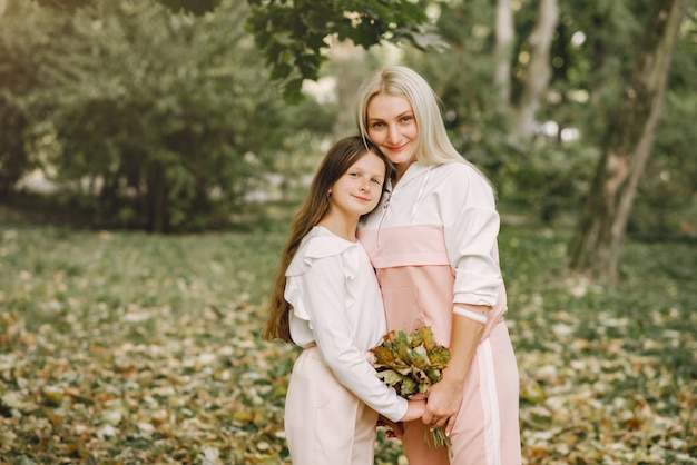 Madre con la figlia in posa in un parco estivo