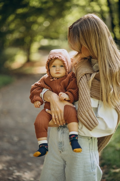 Madre con la figlia insieme nel parco