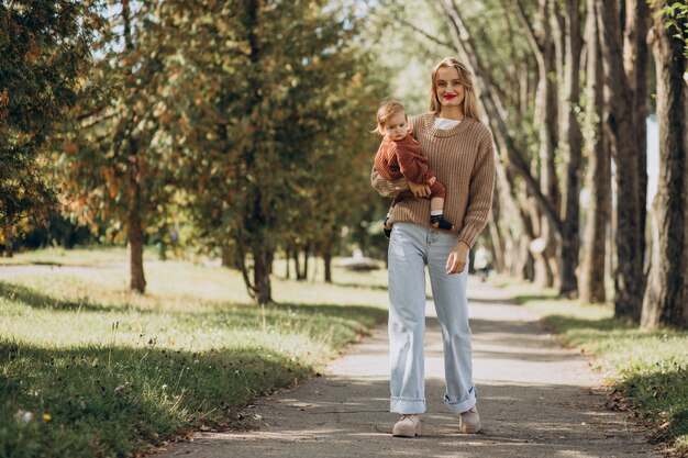 Madre con la figlia insieme nel parco