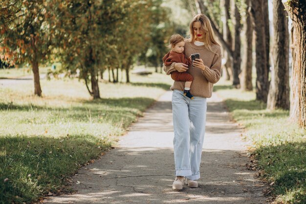 Madre con la figlia insieme nel parco