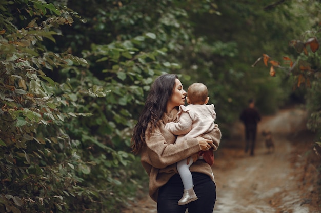 Madre con la piccola figlia che gioca in un campo