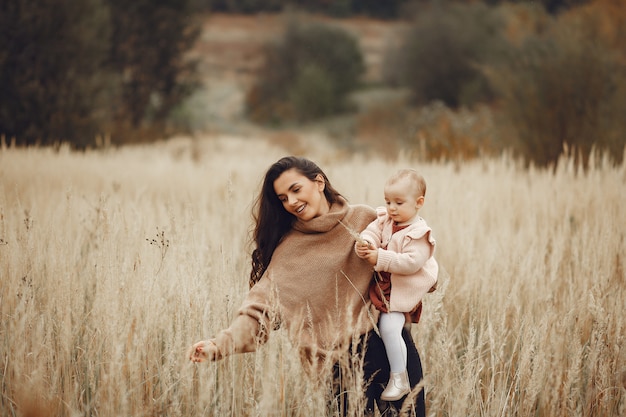 Madre con la piccola figlia che gioca in un campo