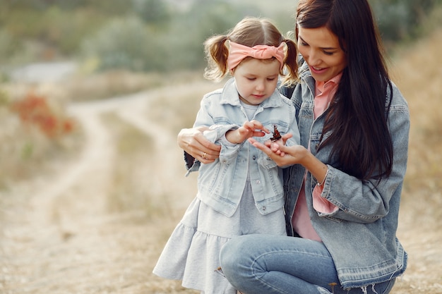 Madre con la piccola figlia che gioca in un campo