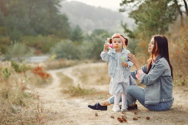 Madre con la piccola figlia che gioca in un campo