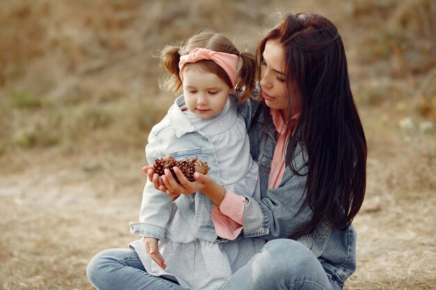 Madre con la piccola figlia che gioca in un campo