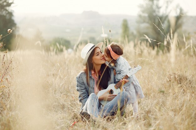 Madre con la piccola figlia che gioca in un campo