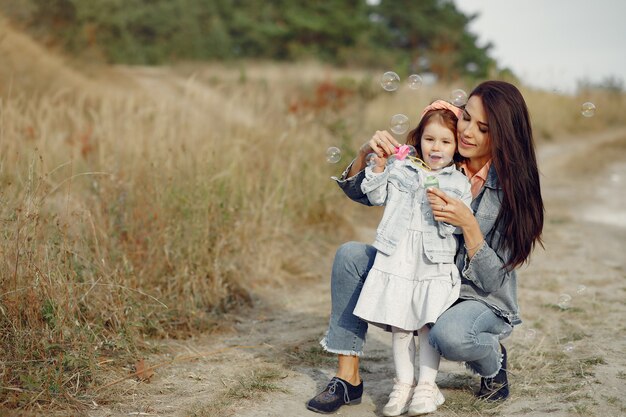 Madre con la piccola figlia che gioca in un campo