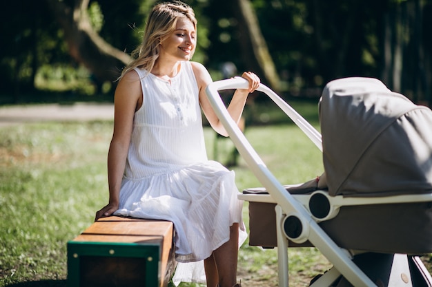 Madre con la piccola figlia del bambino nel parco seduto su una panchina