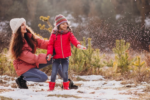 Madre con la piccola figlia in una foresta di inverno