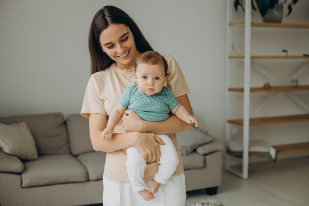 Madre con la sua piccola bambina a casa