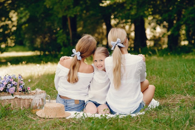 madre con le figlie in un parco