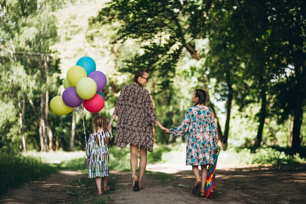 Madre con le figlie nel parco