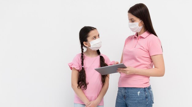 Madre con maschera tenendo la tavoletta