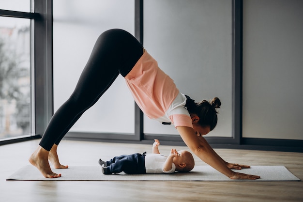 Madre con piccolo yoga pratica bambino ragazzo