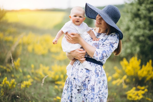 Madre con ragazza bambino