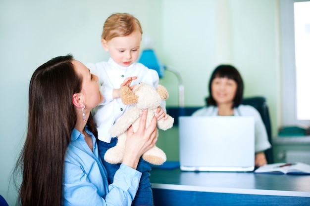 Madre con sua figlia all'ufficio dei medici