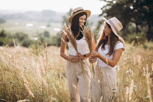 Madre con sua figlia insieme nel campo