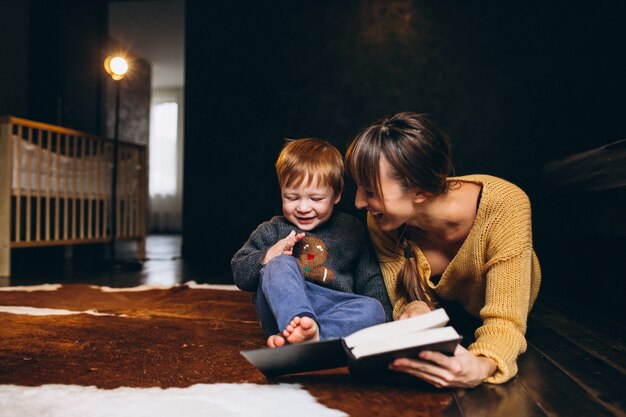 Madre con suo figlio a giocare a leggere il libro