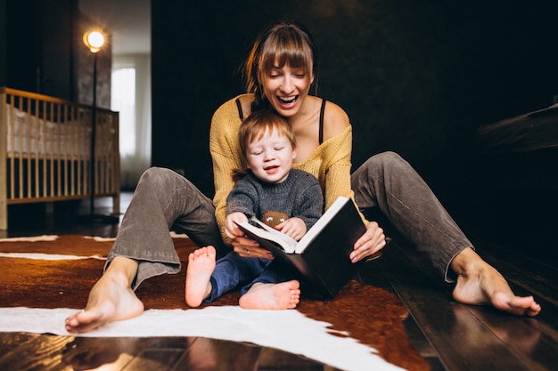 Madre con suo figlio a giocare a leggere il libro