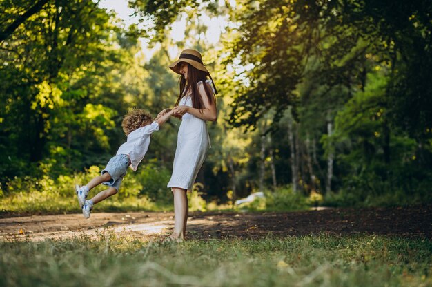Madre con suo figlio che si diverte nel parco