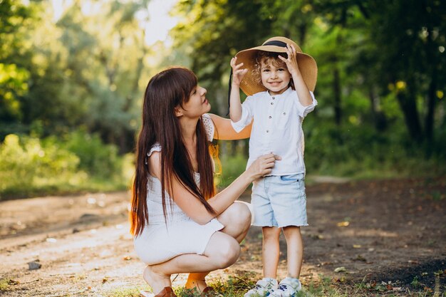 Madre con suo figlio che si diverte nel parco