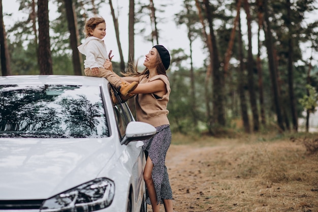 Madre con suo figlio in macchina nel parco