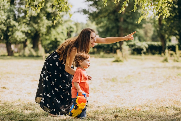 Madre con suo figlio piccolo insieme nel parco