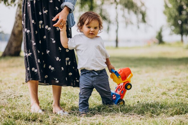 Madre con suo figlio piccolo insieme nel parco