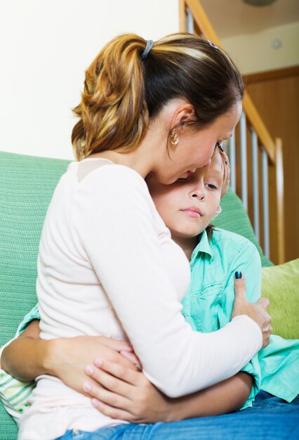 Madre consolante adolescente triste