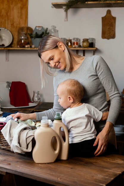 Madre del colpo medio con bambino