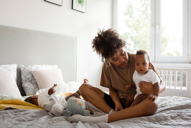 Madre del colpo pieno che tiene bambino sveglio