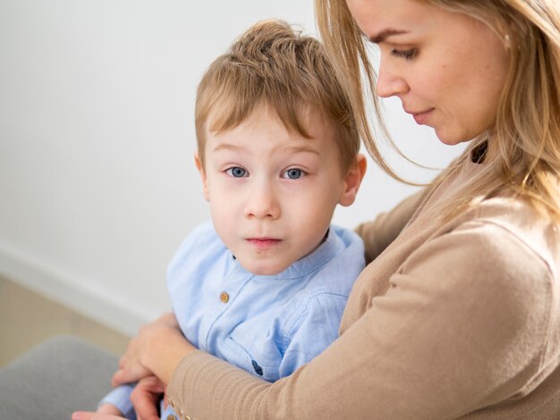 Madre del primo piano che tiene suo figlio sveglio