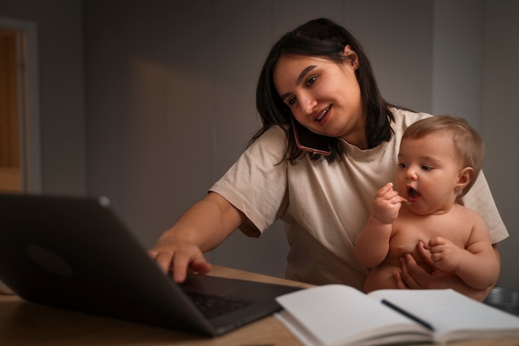 Foto gratuito madre del tiro medio che lavora con il bambino