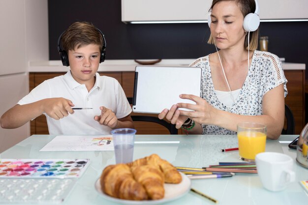 Madre di vista frontale insieme al figlio a casa