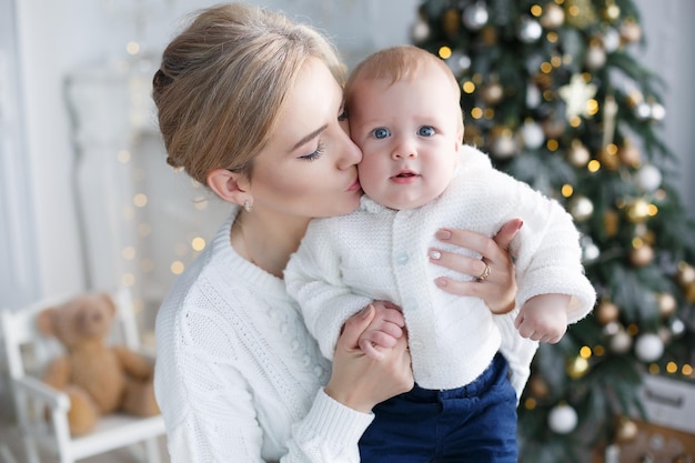 madre e adorabile bambino al coperto