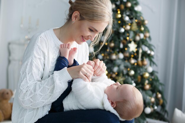 madre e adorabile bambino al coperto