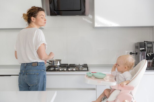 Madre e bambina insieme in cucina