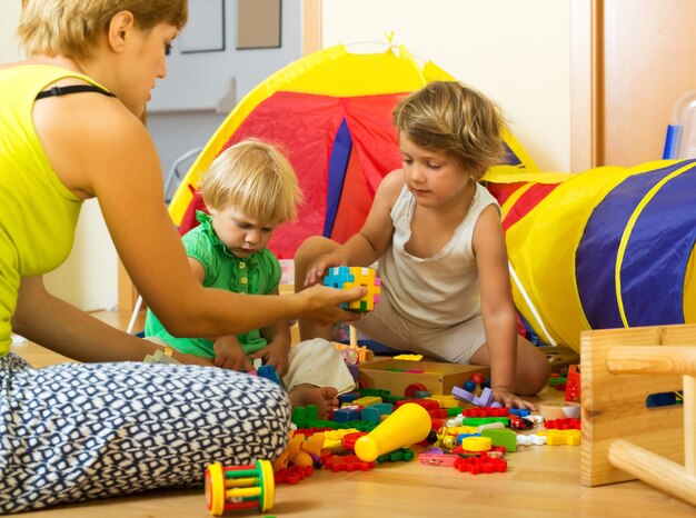 Madre e bambini che giocano