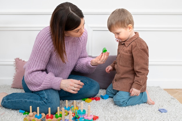 Madre e bambino a tutto campo che giocano insieme