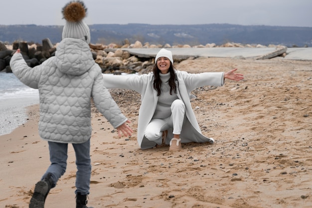 Madre e bambino a tutto campo in spiaggia