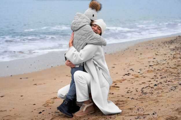 Madre e bambino a tutto campo in spiaggia