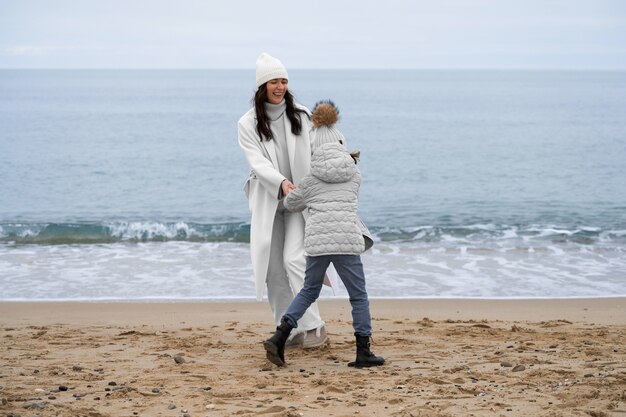 Madre e bambino a tutto campo in spiaggia