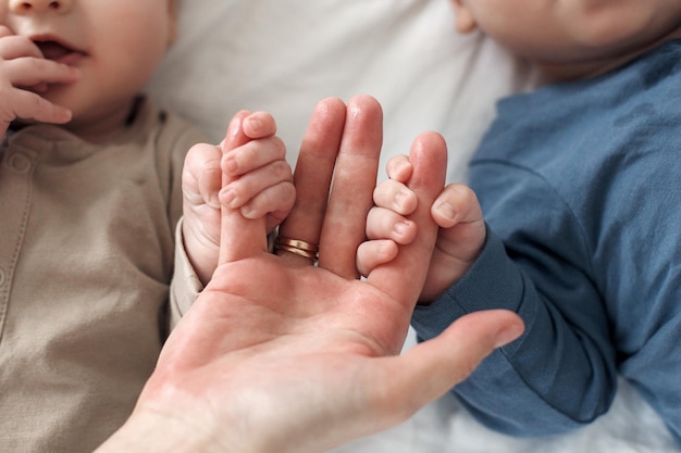 madre e bambino carino al coperto a casa